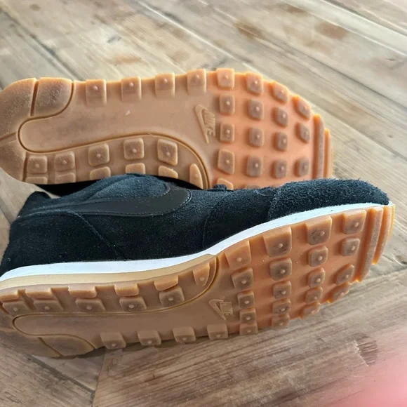 Nike Womens MD Runner 2 SE AQ9121-001 Black Casual Shoes Sneakers Size 6.5 - Picture 4 of 4